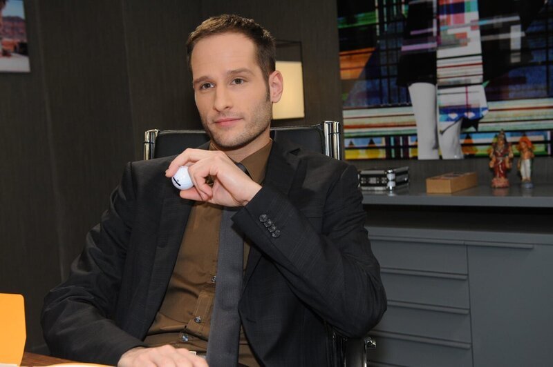 Natascha und David (Lee Rychter) besiegeln einen Burgfrieden … – Bild: SAT:1