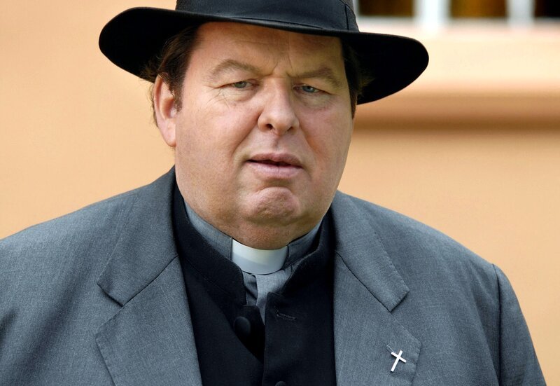 Pfarrer Braun (Ottfried Fischer) – Bild: PLURIMEDIA (SWR /​ ARD Degeto /​ Reiner Bajo)