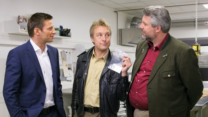 Die Rosenheimer Ermittler Sven Hansen (Igor Jeftic, l.), Michael Mohr (Max Müller, M.) und Anton Stadler (Dieter Fischer, r.) wissen, dass der Mörder sich mithilfe einer Zugangskarte Zutritt zum Firmengebäude verschafft hat. – Bild: ZDF/​Bavaria Fernsehprod./​Christi