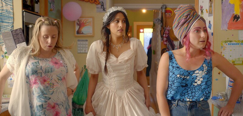 Toni (Leah Brotherhead, r.) ist verzweifelt. Die Geburtstagsparty für ihre Tochter droht ein Desaster zu werden. Sind die Rettungsideen ihrer älteren Schwester Paula (Sinead Matthews, l.) wirklich gut und kann die verkaterte Rana (Taj Atwal, M.) tatsächlich als Prinzessin die Kinder begeistern? – Bild: ZDF und Amy Brammall