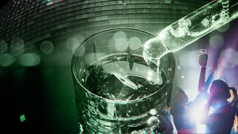 Aus einer kleinen Glasampulle fließt klare Flüssigkeit in ein mit Eiswürfeln und klarer Flüssigkeit gefülltes Glas. Auf der Seite tanzen Frauen, oben scheint eine überdimensionierte Disko-Kugel. – Bild: ZDF und Docdays Productions