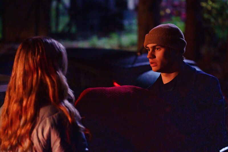 Louis (Spike E. Fearn) ist überfordert mit der Situation: Zia (Carla Woodcock) zeigt ihm, dass sie immer noch Interesse an ihm hat, doch er hat sich in der Zwischenzeit in seinen Arbeitskollegen Kyle verguckt. – Bild: ZDF und Little Prince (ITV), Ross Ferguson