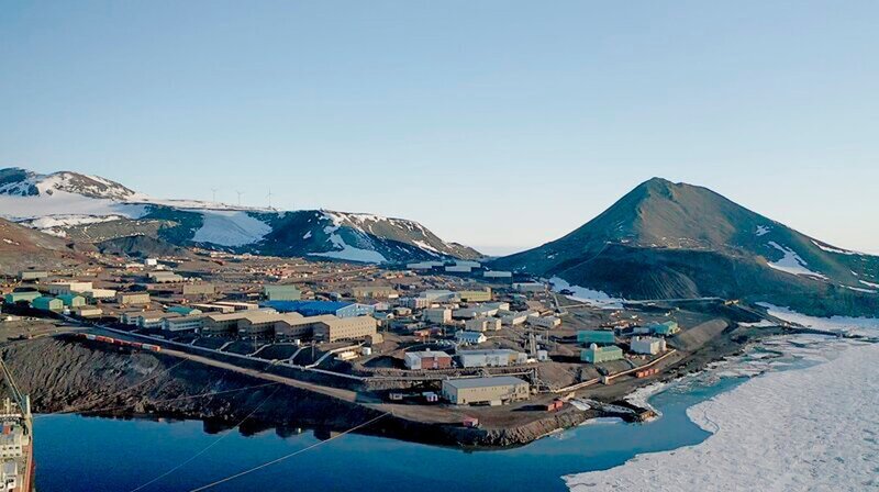 McMurdo, die größte Forschungsstation Antarktikas, erbaut von den Amerikanern Mitte der fünfziger Jahre. – Bild: phoenix/​ZDF/​arte/​Greenstone TV