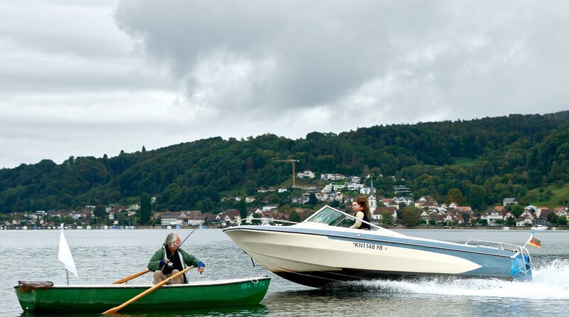 Emma Rau (Emma Preisendanz, r.) kann bei ihrer Amokfahrt gerade noch einem Fischerboot ausweichen. – Bild: ARD/​Nicolas Gradicsky