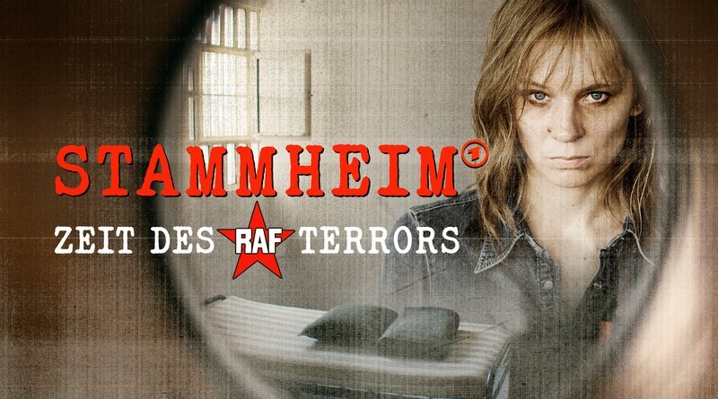 Gudrun Ensslin (Lilith Stangenberg) mit Schriftzug „Stammheim – Zeit des Terrors“. – Bild: SWR: Collage Spiegel TV/​tricky /​ ZDF