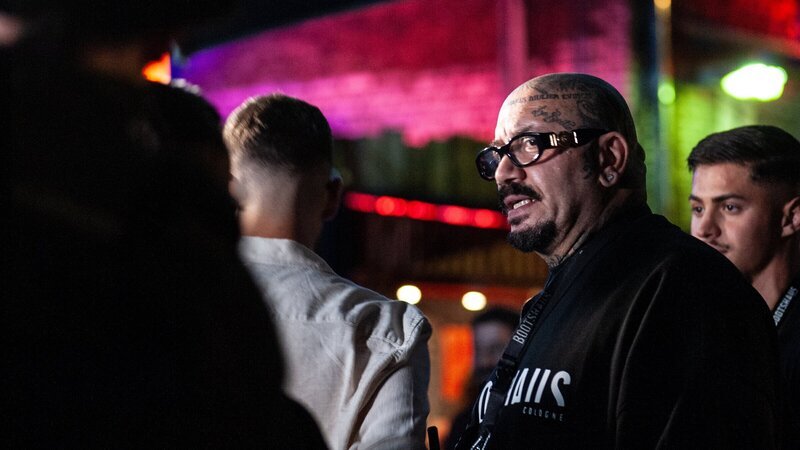 Andrea Giarrizzo arbeitet als Türsteher vor dem angesagten Kölner Klub „Bootshaus“. – Bild: ZDF und Susanne Dobler