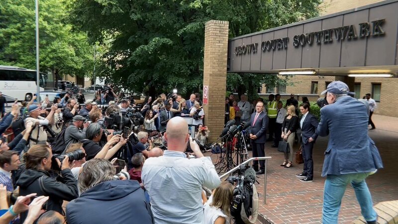 Kevin Spacey vor dem Southwark Crown Court. Hinweis: Verwendung des sendungsbezogenen Materials nur mit dem Hinweis und Verlinkung auf RTL+. – Bild: RTL /​ Roast Beef Production & All3Media International