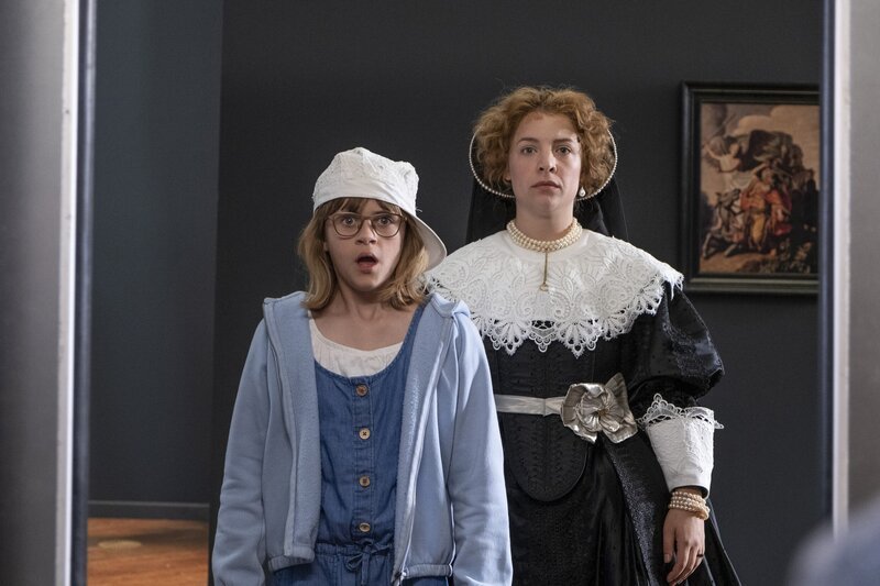 Jackie ist nicht wenig überrascht, als plötzlich Oopjen hinter ihr steht (von li nach re: Frouke Verheijde, Sarah Bannier). – Bild: NDR/​Dinand van der Wal