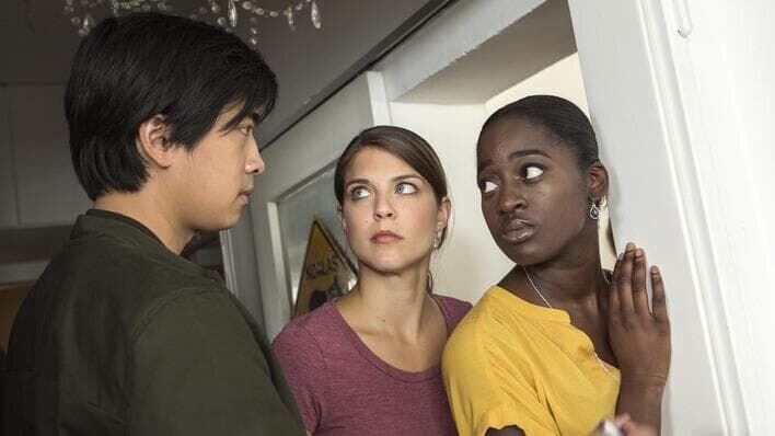 Die Studentinnen Hanna Voigt (Maike Johanna Reuter, M.) und Sarah Brink (Martina Offeh, r.) geben vor Hui Ko (Aaron Le, l.) an, den Toten erst gestern kennengelernt zu haben. – Bild: ARD/​Kai Schulz