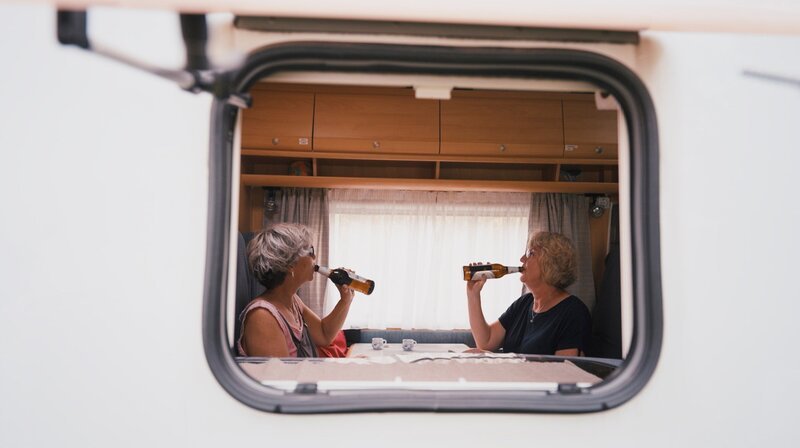 Hat sich mit Wohnmobil Wilma einen Traum erfüllt: Britta K. (links) und ihre beste Freundin Susi gehen regelmäßig auf Tour, allerdings ist der Weg in den Alkoven unterm Dach für Britta kaum noch zu schaffen. – Bild: NDR/​Oliver Zydek