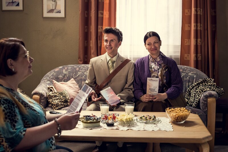 Madita (Martina Eitner-Acheampong, l.) bekommt Besuch. Auf ihre Gäste (Michael Knöfler, M., Katja Liebig, r.) hat sie schon lange gewartet. – Bild: ZDF/​Efe Cetinoezman