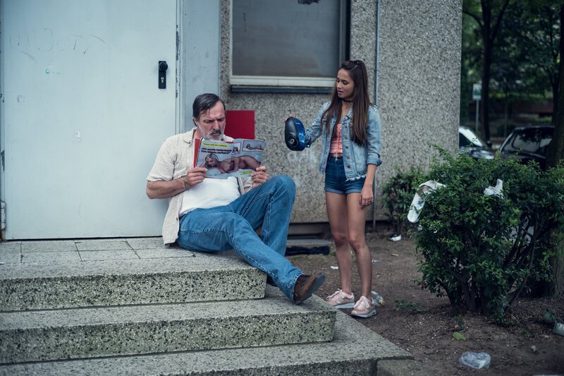 Ronald (Andreas Hoppe) will sich bei Sol einschleimen. Lisa (Cosima Hennmann) findet den Seitenspiegel von dem Auto, mit dem Sol angefahren wurde. – Bild: ZDF/​Efe Cetinoezman