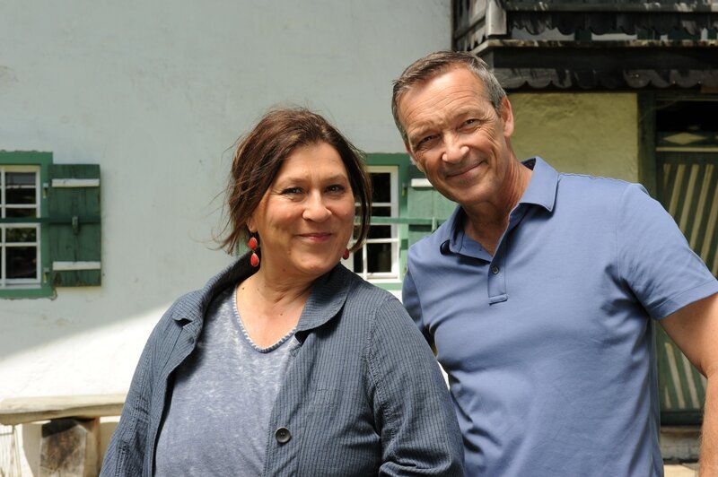 Eva Lorenz (Eva Mattes) und Vinz Huber (Michael Roll). – Bild: Romance TV (DE) /​ Kerstin Stelter
