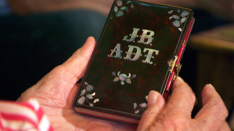 Ein kunstvoll verziertes Büchlein mit den Initialen von Jean Baptiste Adt – Bild: SR/​Andreas Kunz