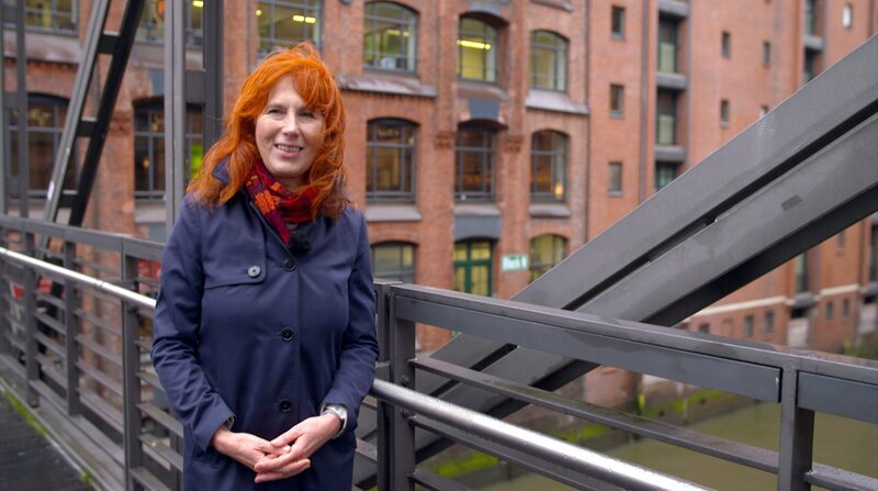 Prof. Dr. Gabiele Gönnert arbeitet für den Hamburger Landesbetrieb Straßen, Brücken und Gewässer. Sie hat berechnet, dass die Flutschutzanlagen erhöht werden müssen, um 80 Zentimeter. – Bild: NDR/​Cinecentrum/​Boris Mahlau