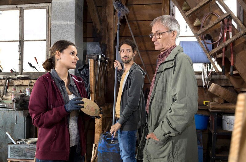 In der Traktorscheune herrscht das totale Chaos. Jetzt wird aufgeräumt. V.li. Jenny (Julia Obst), Albert (Alessio Hirschkorn) und Karl (Peter Schell). – Bild: SWR/​Alexander Kluge