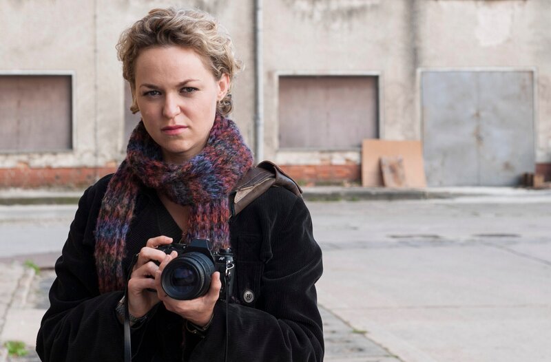 Katja (Lisa Wagner) fotografiert in Ostberlin. – Bild: ARD-Programmdirektion