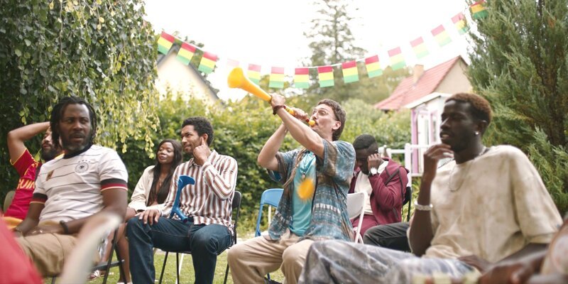 Theo (Benito Bause, l.) kann Tobi (Christopher Schärf, M.) nicht ausstehen. – Bild: Max Preiss /​ ZDF