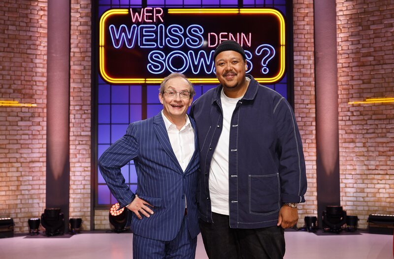 Die Kandidaten dieser Sendung: Der Komiker, Musiker und Fernsehmoderator, Wigald Boning (l.) und der Comedian Assane Badiane (r.). – Bild: ARD/​NDR/​UFA SHOW & FACTUAL/​Morris Mac Matzen