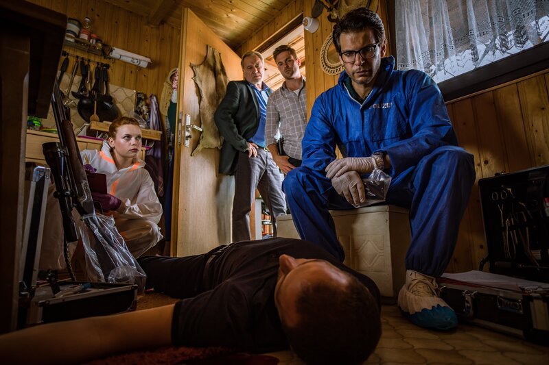 Die SOKOs am Tatort: Dr. Weissenböck (Florian Odendahl, r.), Dominik Morgenstern (Joscha Kiefer, 2.v.r.), Arthur Bauer (Gerd Silberbauer, 2.v.l.) und Billie Curio (Sina Reiß, l.). – Bild: ZDF und MARKUS SAPPER