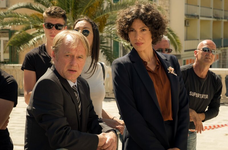 Stascha Novak (Jasmin Gerat) nimmt Iras Vater Alen (Rainer Strecker, Mitte) ins Visier. – Bild: ORF/​Degeto/​Conny Klein