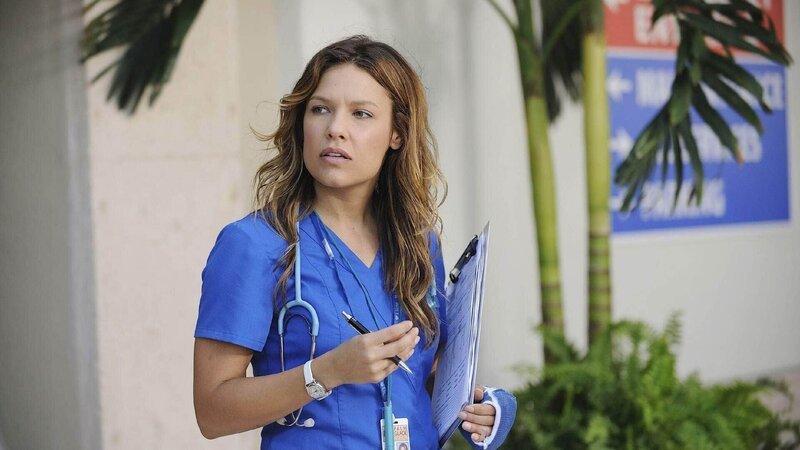 Obwohl Callie (Kiele Sanchez) für sich beschlossen hat, nur mit Jim befreundet zu sein, reagiert sie eifersüchtig auf die hübsche Josie, die ein Auge auf Jim geworfen hat. – Bild: TVNOW