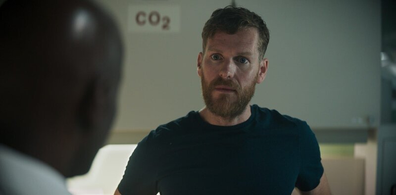 Kommandant Neil Newsome (Paterson Joseph, l.) muss seinen Coxon, den Steuermann, Elliot Glover (Shaun Evans, r.), suspendieren. – Bild: ZDF und WORLD PRODUCTIONS LTD.