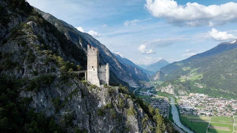 Burgruine Schrofenstein. – Bild: Verlagshaus Hans Jöchler