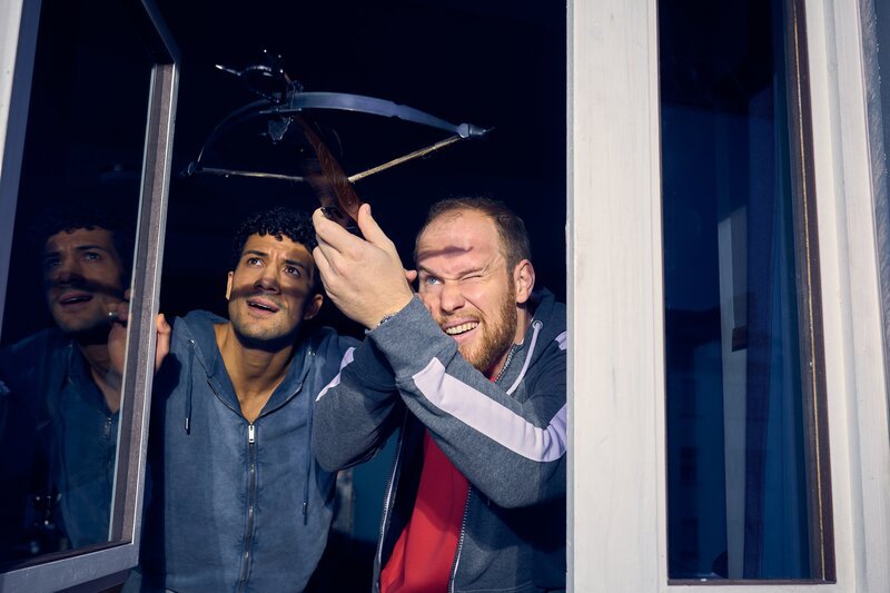 Sven (Sven Daniel Bühler, r.) versucht, eine Drohne vom Himmel zu schießen. Yannik (Rojan Juan Barani, l.) schaut aufmerksam zu. – Bild: Frank Dicks /​ ZDF