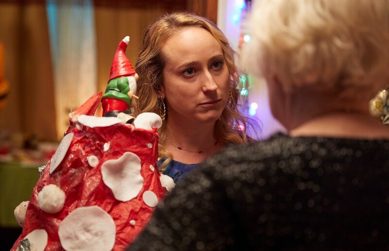 Toni (Leah Brotherhead) muss mit dem täglichen Wahnsinn einer jungen Mutter klarkommen. Sie sehnt sich nach den Zeiten, in denen ihr größtes Problem war, den Kater der letzten Partynacht zu überstehen. – Bild: ZDF und Amy Brammall