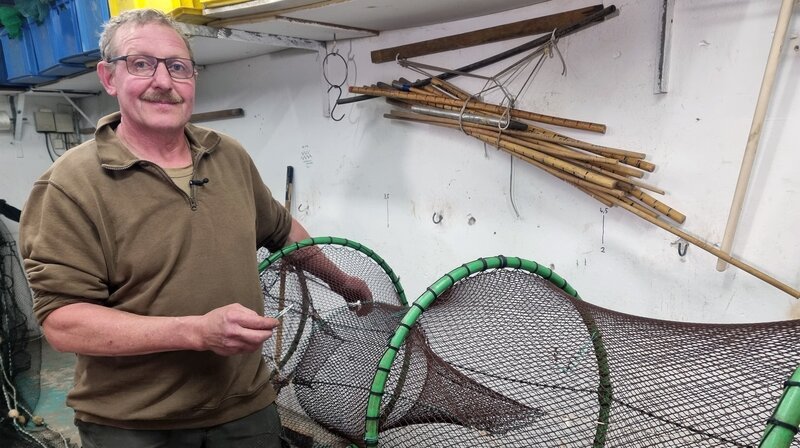 Rudolf Endjer hat sein Handwerk gelernt: er stellt seine Reusen selbst her und flickt sie nach jedem Einsatz. (Weitere Bilder auf Anfrage.) – Bild: NDR/nahaufnahme.tv/Stefan Radüg Rudolf Endjer hat sein Handwerk gelernt: er stellt seine Reusen selbst her und flickt sie nach jedem Einsatz. (Weitere Bilder auf Anfrage.) – Bild: NDR/nahaufnahme.tv/Stefan Radüg
