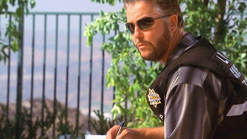 Eine Swingerparty nimmt ein fatales Ende: Vanessa Keaton, eine der beteiligten Frauen, liegt tot in einem Brunnen vor dem Haus der Gastgeber. Gil Grissom (William Petersen) nimmt mit seinem Team vor Ort die Ermittlungen auf. – Bild: TVNOW /​ CBS