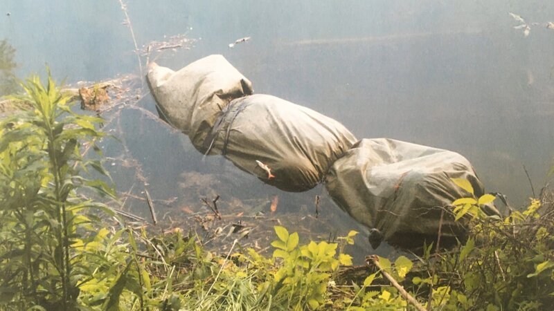 Ein Angler macht auf einem See eine Entdeckung: Handelt es sich um eine verschnürte Leiche? – Bild: ZDF und Polizei Ulm