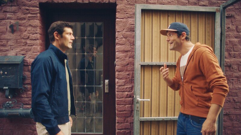 Sven (Michael Raphael Klein, l.) findet seinen Bruder (Michael Raphael Klein). – Bild: RTL /​ Der Arzt, dem die Frauen vertrauen