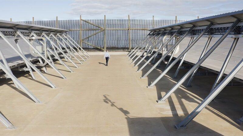 Eines der leistungsfähigsten Radargeräte der Welt scannt den Himmel nach Weltraumschrott. – Bild: ZDF und Bonne Pioche Télévision