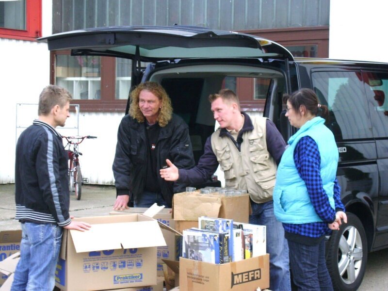 Trödelprofi Otto Schulte (2.v.r.) will der Familie nur helfen, wenn sie sich an seine Regeln halten … – Bild: RTL Zwei