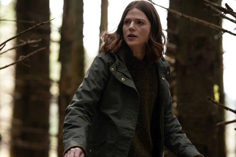 DI Kirsten Longacre (Rose Leslie) ist in Lebensgefahr, als im Wald plötzlich Schüsse fallen. – Bild: ZDF und Jamie Simpson /​ WORLD PRODUCTIONS LTD