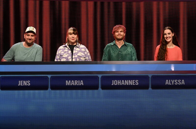 Die Kandidat:innen (v.l.n.r. am Panel): Jens Hoffmann, Maria Plotnikova, Johannes Krusche und Alyssa Löffler. – Bild: ARD/​Uwe Ernst