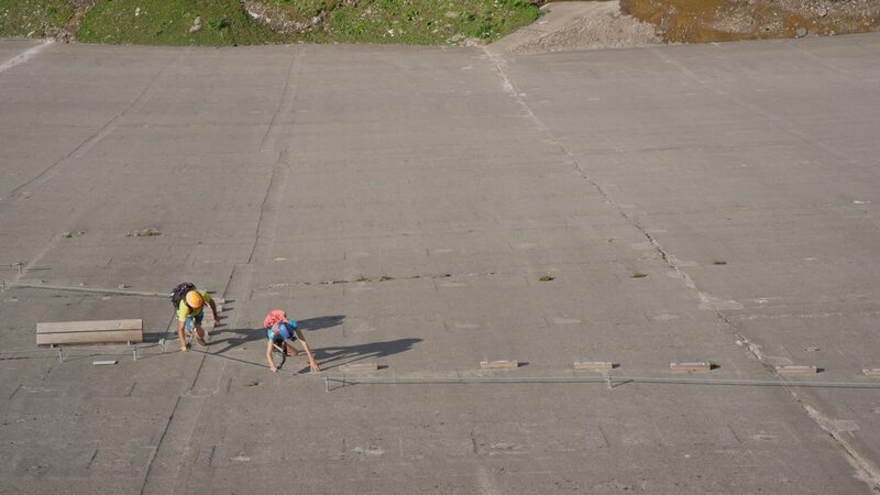 Der MOBO 107 ist weltweit der höchstgelegene Klettersteig an einer Staumauer. – Bild: Kurt Reindl Filmproduktion