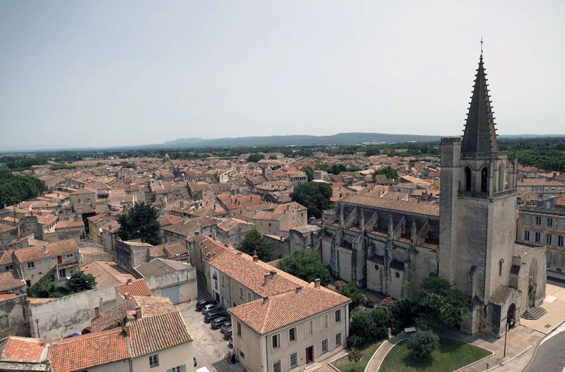 Jedes Jahr finden in Tarascon, einer kleinen Stadt in Südfrankreich, die „Fêtes de la Tarasque“ statt. Mit dem Volksfest feiert man Tartarin de Tarascon, den ulkigen Helden des Romanautors Alphonse Daudet. – Bild: Elephant Doc