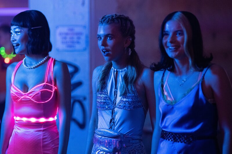 Mei (Callina Liang, l.), Zia (Carla Woodcock, M.) und Regan (Tessa Lucille, r.) haben endlich die Location für den geheimen Rave gefunden. – Bild: ZDF und Little Prince (ITV), Ross Ferguson
