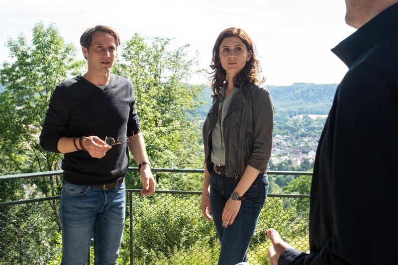 Die Saarlouiser Kommissarin Judith Mohn (Christina Hecke, r.) befragt André Collmann (David Rott, l.) zum Tathergang. – Bild: ZDF und Andrea Enderlein