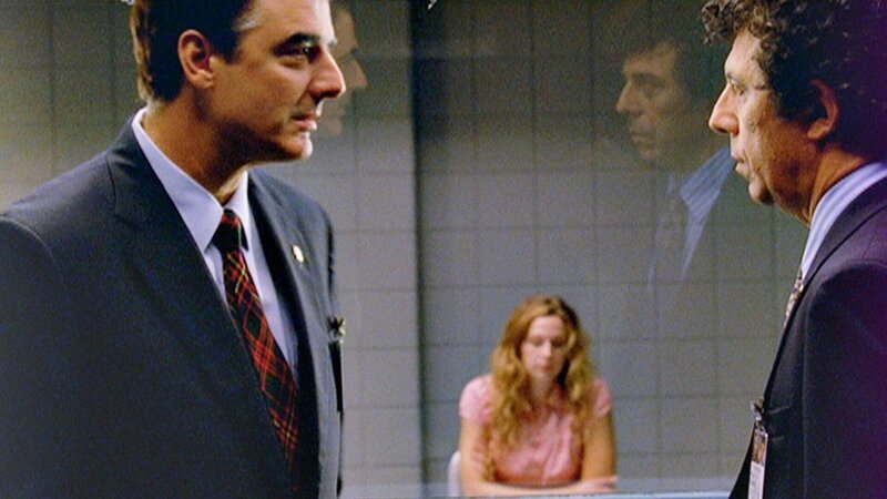 Die verdächtige Lehrerin Danielle McCaskin (Anne Dudek) wird vernommen. Detective Logan (Chris Noth, l.) und Captain Ross (Eric Bogosian) wissen nicht, was sie von ihrer Aussage halten sollen. – Bild: RTL