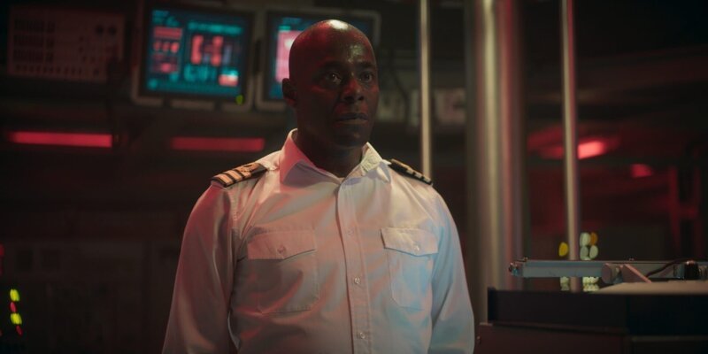 Hat sein Boot erfolgreich vor einer Reihe von Sabotage-Akten gerettet: Kommandant Neil Newsome (Paterson Joseph). – Bild: ZDF und WORLD PRODUCTIONS LTD.