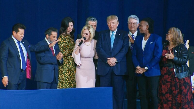 Die evangelikale Predigerin Paula White wird offiziell als spirituelle Beraterin des US-Präsidenten Donald Trump engagiert. – Bild: ORF/​Artline Films