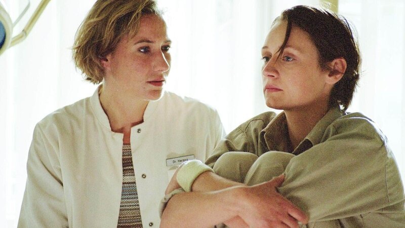 Kerstin (Meike Schlüter, li.) hat Sascha (Barbara Sotelsek) in die Krankenstation bestellt. Sie spürt, dass Sascha ihr die Geschichte ihres Lebens erzählen will – Bild: MG RTL D