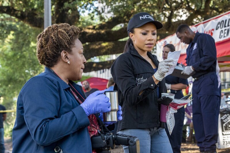Dr. Wade (CCH Pounder, l.) und Agentin Percy (Shalita Grant, r.) untersuchen den Mord an einem Matrosen, der während eines gefährlichen Motorradrennen ums Leben kommt … – Bild: 2016 CBS Broadcasting, Inc. All Rights Reserved /​ Skip Bolen Lizenzbild frei