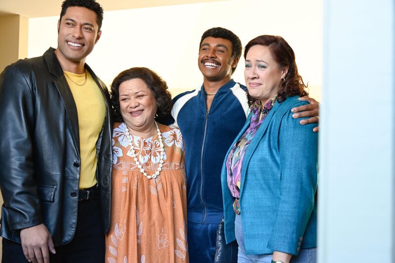 (l-r) Uli Latukefu als Dwayne Johnson, Ana Tuisila als Lia Maivia, Joseph Lee Anderson als Rocky Johnson, Stacey Leilua als Ata Johnson – Bild: Universal Television LLC.
