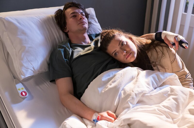 Ana Scheer (Altine Emini, re.) und ihr Mann Tore (Karl Seibt) hatten viele Jahre eine Fernbeziehung. Tore hat als Landschaftsfotograf die meiste Zeit im hohen Norden verbracht und Ana hat ihn in Leipzig vermisst. Seit die beiden jedoch zusammenwohnen, streiten sie permanent. – Bild: MDR/​Saxonia Media/​Rudolf Wernicke