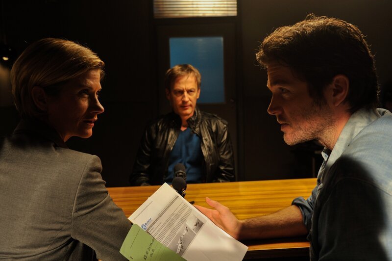 Martina Seiffert (Astrid M. Fünderich, l.), Kai-Uwe Maassen (Jan Henrik Stahlberg, M.) und Jo Stoll (Peter Ketnath, r.). – Bild: ZDF/​Markus Fenchel